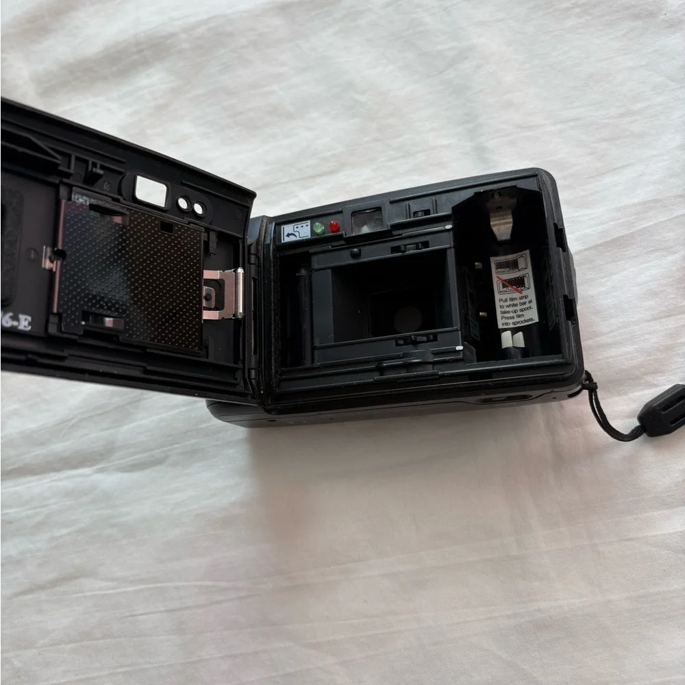 Polaroid 2000FF Focus Free Auto Flash 35 MM Film Red Eye Reduction Camera